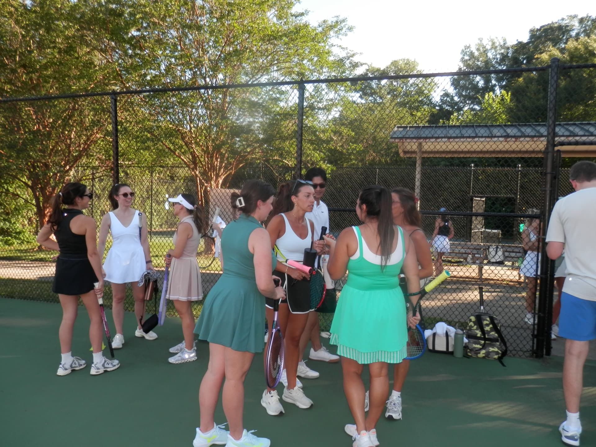 Tardeo players talking courtside before play