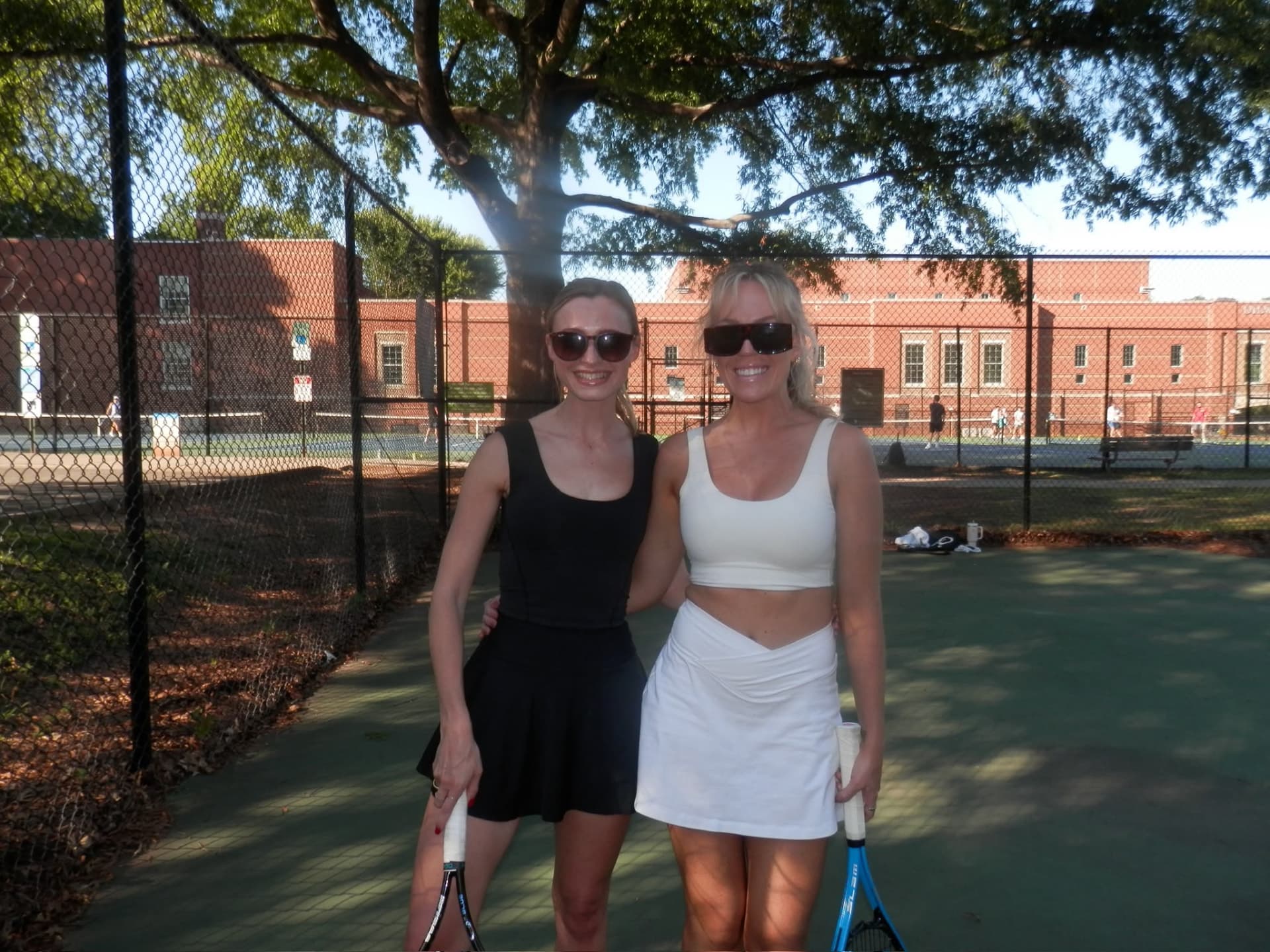 Two Tardeo players in sunglasses with rackets at the courts